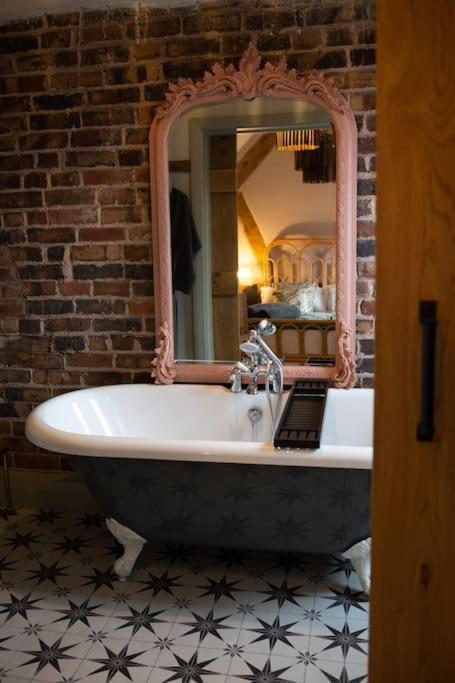 Apartament The Cart House - Beautiful Contemporary Barn - Hot Tub Bridgnorth Zewnętrze zdjęcie